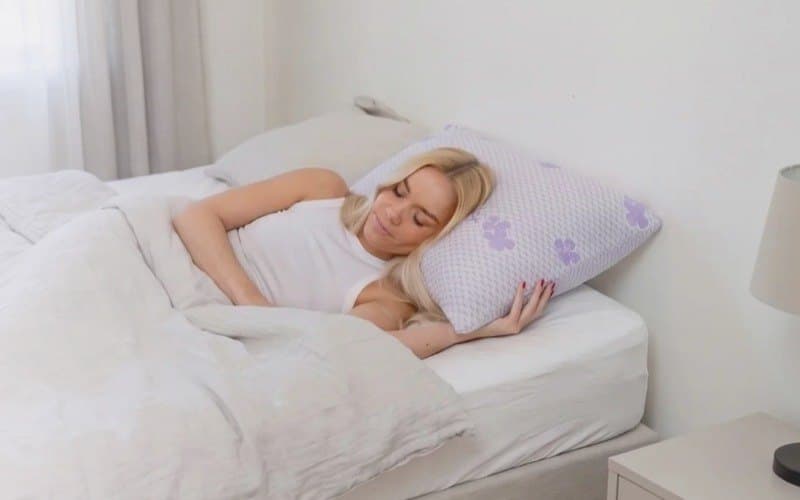 Kvinde, der sover på en pude fra Hushly