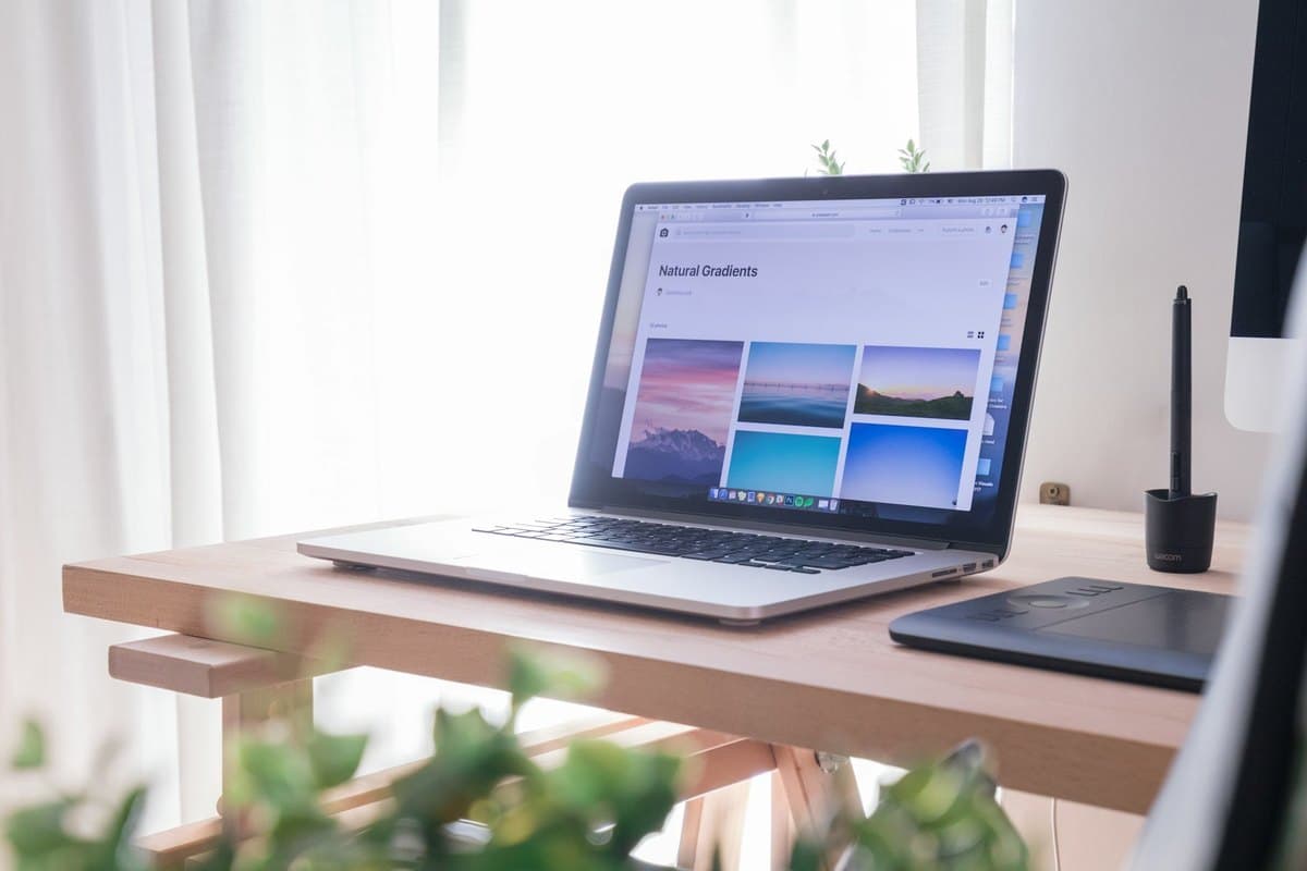 Bærbar computer med en hjemmeside på et skrivebord